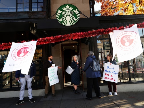 On November 13, 2025, Starbucks Workers United, representing the interests of thousands of baristas, went on an indefinite strike across the United States.
Image: Kevin Dietsch/Getty Images