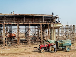 An analysis of Bihar’s budget data reveals that despite exhibiting robust GDP growth that matches the national average, the government’s capacity for sustained capital expenditure (capex) remains severely constrained by low tax revenues.
Image: Shutterstock