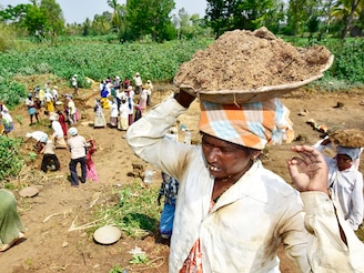 (File) Women working for lake rejuvenation under MNREGA scheme at Bevanahalli village in Mandya, Karnataka, India. Photo by Arijit Sen/Hindustan Times via Getty Images