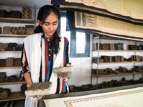 Mubassirah at her father's workshop in Ajrakhpur, Bhuj.
Photo by Mexy Xavier
