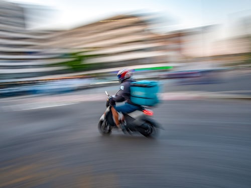 From a branding lens, removing the stopwatch doesn’t necessarily erode quick commerce applications’ brand equity.
Photo by Shutterstock From a branding lens, removing the stopwatch doesn’t necessarily erode quick commerce applications’ brand equity.
Photo by Shutterstock