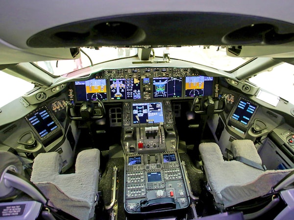 The cockpit of Boeing 787-8 Dreamliner. Photo by Daniel Becerril / Reuters