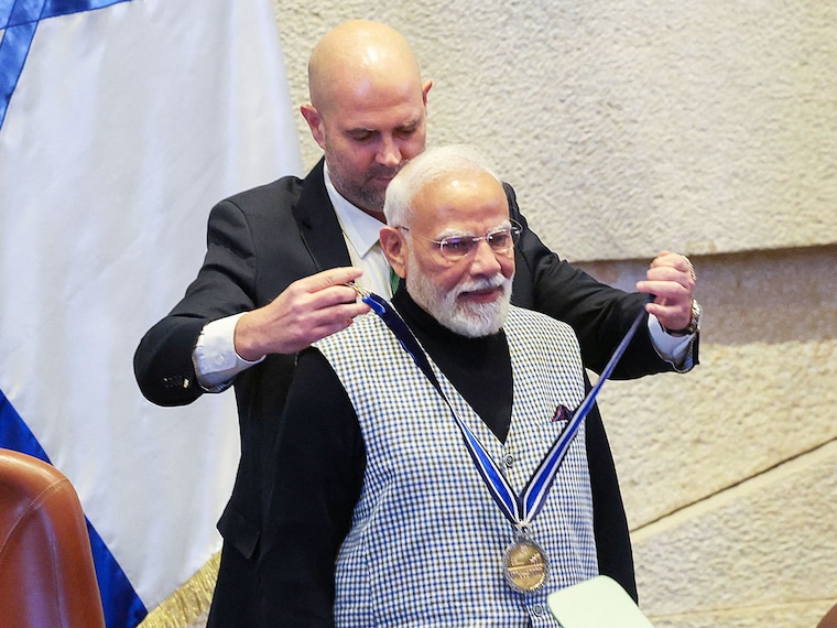 Speaker of Knesset Amir Ohana awards a 'Knesset Medal' to India's Prime Minister Narendra Modi, during a special session of the Knesset, Israel's parliament, in Jerusalem, February 25, 2026. Ronen Zvulun / Reuters