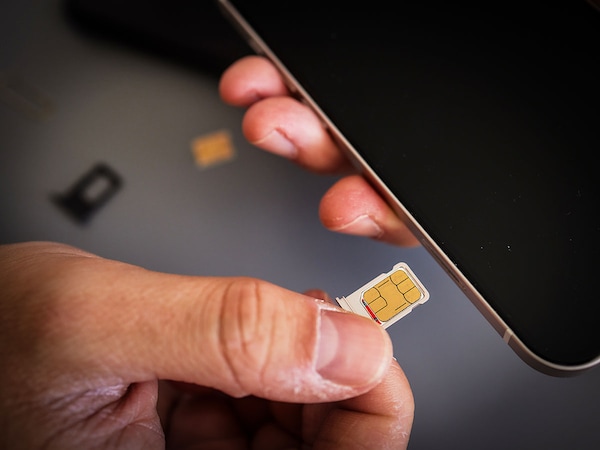 Under the rules, platforms must ensure continuous linkage between the application and the SIM associated with the registered mobile number. Photo by Shutterstock