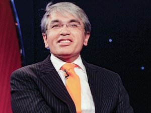 2011
Manish Sabharwal, co-founder and chairman, Team Lease, won the Entrepreneur with Social Impact award
Below: (Left to right) Rajiv Bajaj of Bajaj Auto, who won the award for Best CEO - Private Sector, with actor Shah Rukh Khan and Vinita Bali of Britannia Industries, who won the award for Woman Leader of the Year. Photo by Forbes India Photo Team