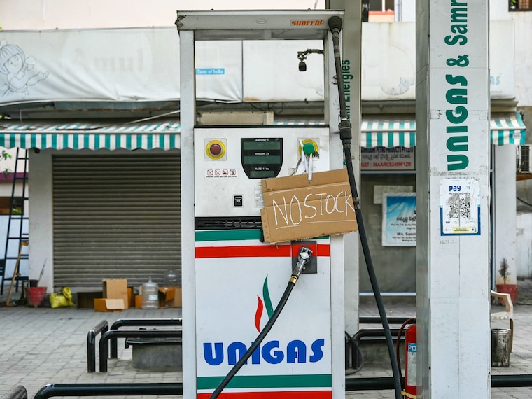 A 'no stock' sign is displayed on a pump at a petrol station in Hyderabad on March 25, 2026. Oil prices tumbled and stocks rose on March 25 on hopes for a de-escalation of the Middle East war after Washington sent a peace plan to Iran, while Tehran announced it will let "non-hostile" oil vessels through the crucial Strait of Hormuz. Photo by Noah Seelam / AFP