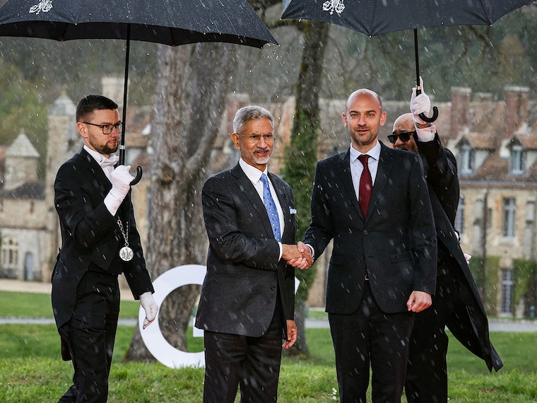 France's Foreign Affairs Minister Jean-Noel Barrot welcomes Indiaís Foreign Minister S. Jaishankar before a G7 Foreign Ministers' meeting with Partner Countries for talks on Russia's war in Ukraine and the Middle East situation at the Vaux-de-Cernay Abbey in Cernay-la-Ville outside Paris, on March 26, 2026. Foreign ministers from the G7 will take part part in a two-day meeting with European nations and allies seeking to narrow differences with the US on the Middle East war while keeping other crises like Ukraine and Gaza high on the agenda. Photo by Alain Jocard / AFP