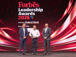 Company of the Year: Bharti Airtel
Shoumen Ray, Group CFO, Bharti Airtel, accepts the award on behalf of the Airtel team, presented by Kunal Shroff, Managing Director, ChrysCapital and Satish Pai, MD, Hindalco Industries