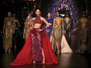 Models walk the runway for ITRH by designer Ridhi Bansal and Mohit Rai at Lakme Fashion Week 2024. 
photo by Prodip Guha/Getty Images