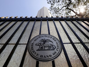 The repo rate—the rate at which the RBI lends to banks—has remained at 5.25 percent for the past four meetings, following 125 basis points of cuts in 2025. Photo by Danish Siddiqui/ Reuters