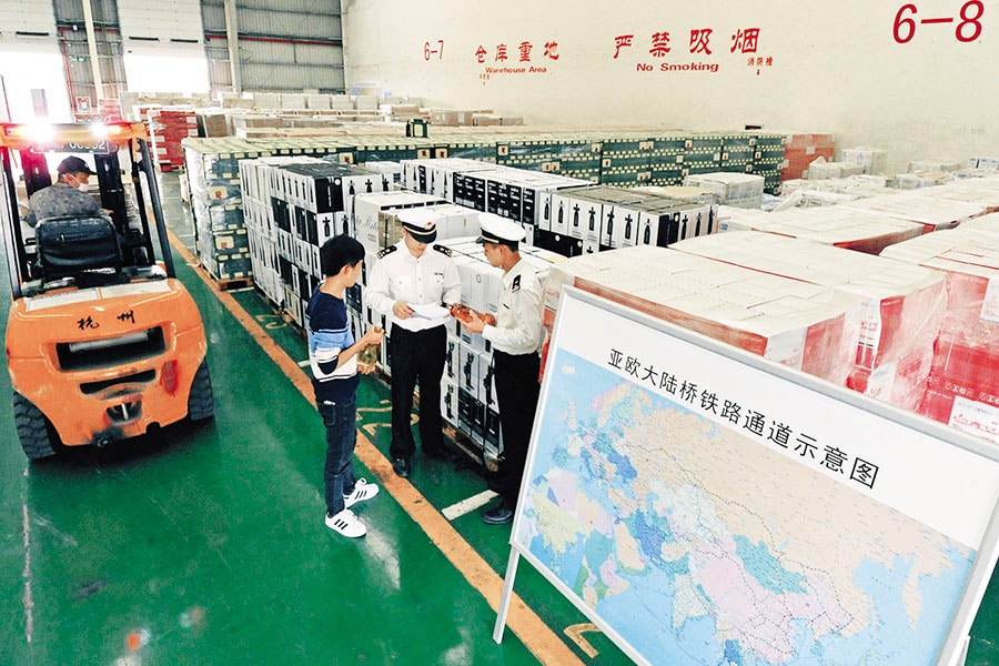 g_100473_yiwu_custom_officers_280x210.jpg g_100473_yiwu_custom_officers_280x210.jpg