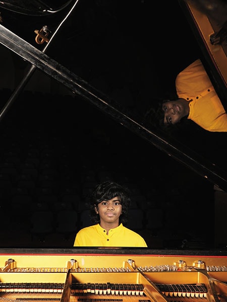 g_121451_bg_lydiannadhaswaram_pianist_at_107_280x210.jpg