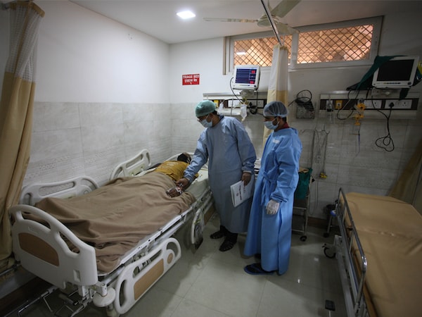 Doctors and nurses are pulling out all stops to treat Covid-19 patients, but some have been abused by neighboursImage: Ritesh Shukla / NurPhoto via Getty Images