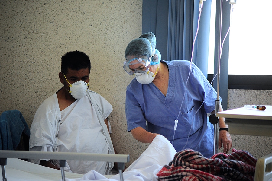 coronavirus_men_bg coronavirus_men_bg