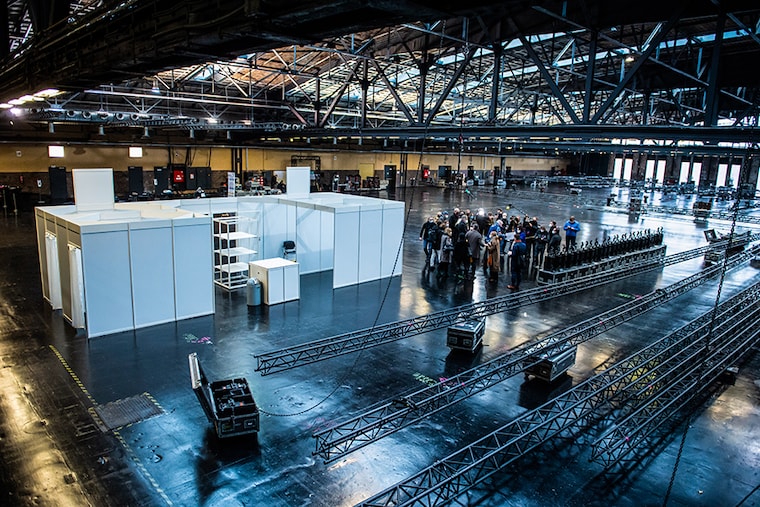 Four sample vaccination booths are currently located in the future vaccination centre in Arena Berlin, Treptow. Six vaccination centres are currently being built in Berlin. However, the approval of coronavirus vaccines in Europe is still pending.