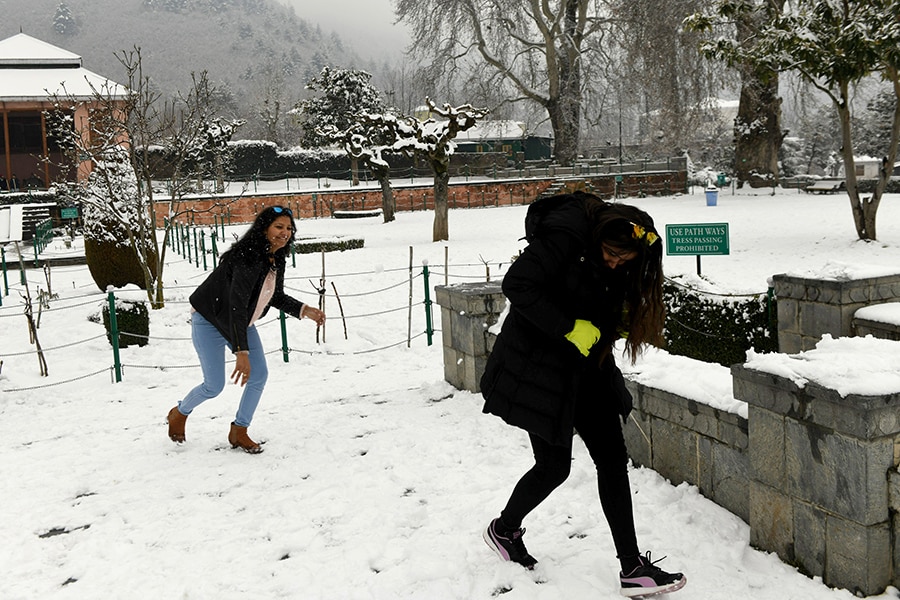 tourists mughal garden tourists mughal garden
