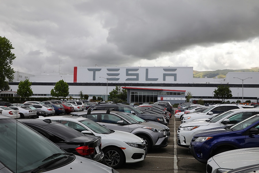 virus tesla musk 1_bg virus tesla musk 1_bg
