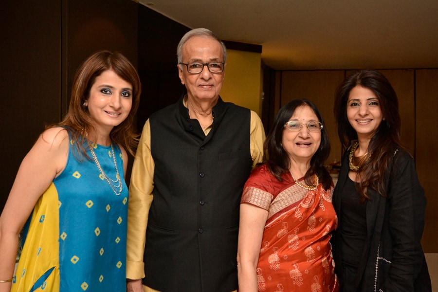 photo 2 - hargovind and indira vithalani with their daughters jalpa and toral900 x 600px photo 2 - hargovind and indira vithalani with their daughters jalpa and toral900 x 600px