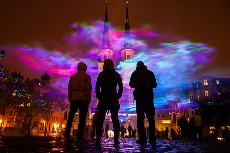 Passers-by look at artificially generated auroras on the Hallmark using laser beams and fog. The light installation entitled "Borealis" by Swiss artist Dan Archer is part of this year"s Silver Salt Science and Media Festival. Under the motto "Home Earth" it will take place from 14 to 18 October in Halle (Saale).