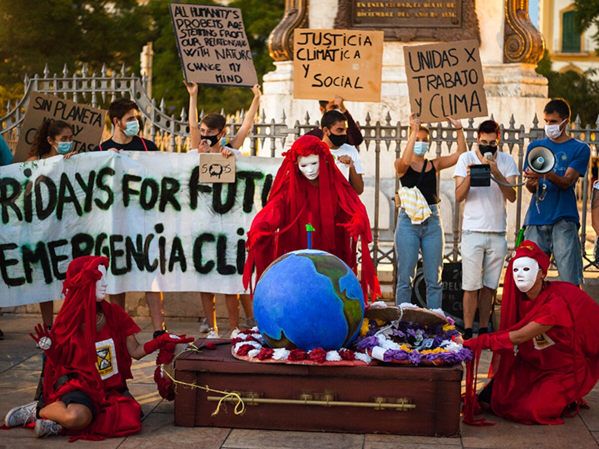 Photo of the Day: Extinction Rebellion depicts death of the earth ...