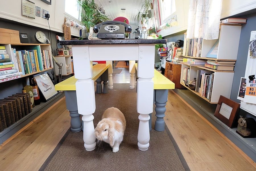 thebookbarge_sarahhenshaw2630 bg thebookbarge_sarahhenshaw2630 bg