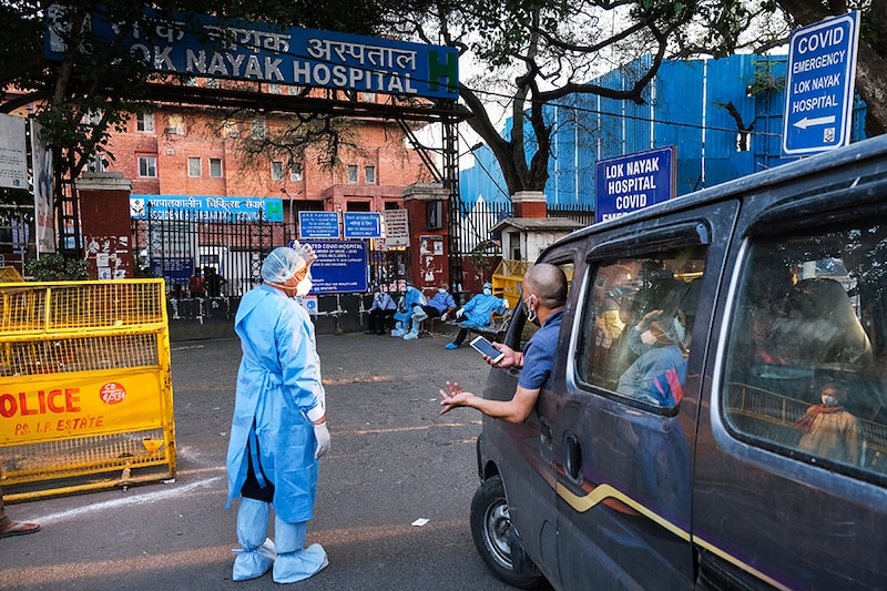 Health workers turn away a vehicle at the main entrance of the Lok Nayak Jaiprakash Hospital in New Delhi, India, on Sunday, April 25, 2021. Noting that at least six high courts are hearing disputes about Covid-19 management including oxygen shortages, the Supreme Court on Thursday asked India"s federal government to come up with a national plan for the distribution of essential supplies and services.