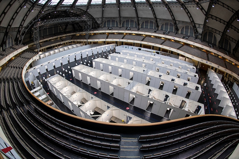 At the end of the year, the vaccination centre with dozens of vaccination booths and waiting area in the Festhalle in Frankfurt is empty. As soon as the vaccine is available in the required quantity, up to 4,000 people a day will be vaccinated against the coronavirus here in January. This is the first time in its more than 100-year history that the Festhalle has been used for a large-scale medical operation.
