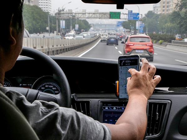 A Didi Chuxing driver rides his electric car on the way for service in Beijing, China. Image: Reuters/Jason Lee