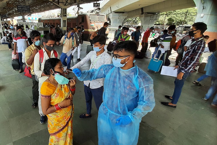 Antigen tests and health check-ups are being conducted by a team of health workers and doctors with passengers arriving in Mumbai’s Lokmanya Tilak Terminus Railway Station (LTT). This initiative is being organised by the BMC and the Maharashtra government on 13th May 2021, Mumbai, India."‹
