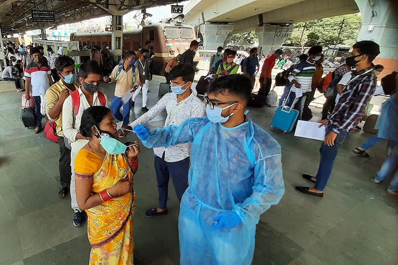 Antigen tests and health check-ups are being conducted by a team of health workers and doctors with passengers arriving in Mumbai’s Lokmanya Tilak Terminus Railway Station (LTT). This initiative is being organised by the BMC and the Maharashtra government on 13th May 2021, Mumbai, India."‹