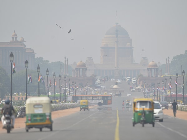 Heavy air pollution is pictured around Rashtrapati Bhavan and government buildings in New Delhi. Image: Sajjad Hussain / AFP
