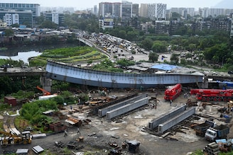 A portion of an under-construction bridge connecting BKC and Santacruz in Mumbai collapsed on September 17, 2021. According to the BMC, 13 people were injured in this accident.