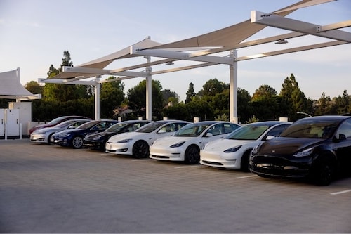 Tesla cars at a charging station in San Diego, July 21, 2021. Prices at the pump have apparently given some Americans second thoughts about electric vehicles, but two practical problems remain: not enough cars and relatively few charging stations. Image: Roger Kisby/The New York Times Tesla cars at a charging station in San Diego, July 21, 2021. Prices at the pump have apparently given some Americans second thoughts about electric vehicles, but two practical problems remain: not enough cars and relatively few charging stations. Image: Roger Kisby/The New York Times