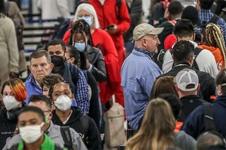 A ruling by a federal judge has ended the requirement that people wear masks on planes and public transportation. Image: John Spink/Atlanta Journal-Constitution via AP