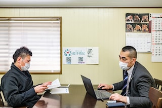This picture taken on April 11, 2022 shows retired sumo wrestler Takuya Saito (R) talking with frozen dumplings factory and Chinese restaurant owner Tomohiko Yamaguchi (L) in Kyoto. (Credit: Philip FONG / AFP/Sumo-Japan-Retirement, FOCUS by Mathias CENA)