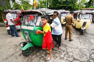 Motorists queue up along a street to buy fuel from Lanka IOC fuel station in Colombo on August 1, 2022. Image: ISHARA S. KODIKARA / AFP