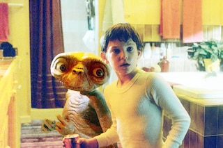 Henry Thomas on the set of "E.T.". Image: Sunset Boulevard/Corbis via Getty Images