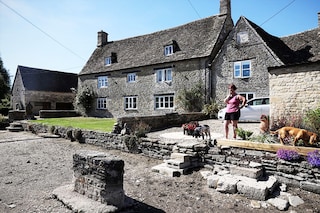 Sheila Ward stands on her driveway looking at the dried river bed of the Infant River Thames, in Ashton Keynes, England on August 8, 2022. Image: ADRIAN DENNIS / AFP