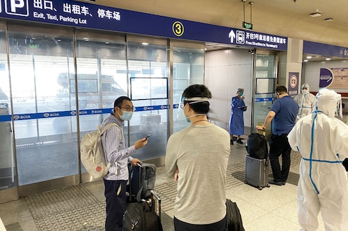 This photo taken on June 18, 2022, shows inbound passengers waiting to be taken to quarantine-designated destinations from the Beijing International Airport in Beijing. Image: Leo Ramirez/AFP  This photo taken on June 18, 2022, shows inbound passengers waiting to be taken to quarantine-designated destinations from the Beijing International Airport in Beijing. Image: Leo Ramirez/AFP 