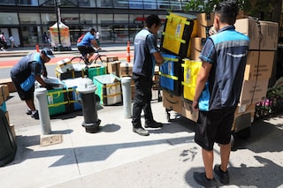 Amazon workers sort packages for delivery on E 14th Street on July 12, 2022, in New York City. Image: Michael M. Santiago/ Getty Images via AFP