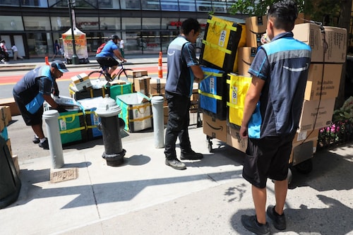 Amazon workers sort packages for delivery on E 14th Street on July 12, 2022, in New York City. Image: Michael M. Santiago/ Getty Images via AFP Amazon workers sort packages for delivery on E 14th Street on July 12, 2022, in New York City. Image: Michael M. Santiago/ Getty Images via AFP