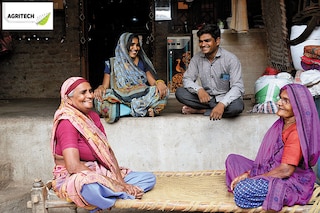 Jivaraj Vasani with his family in Umrala village of Gujarat’s Botad district. Image: Naandika Tripathi