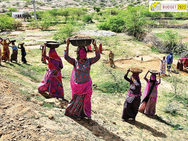 The number of people seeking work under MGNREGA increased by 43 percent to 133 million in FY 2021-22Image: Sumit Saraswat / Shutterstock