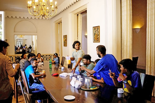 People eat breakfast inside a conference hall at the President"s house after President Gotabaya Rajapaksa fled, amid the country"s economic crisis, in Colombo, Sri Lanka July 14, 2022.