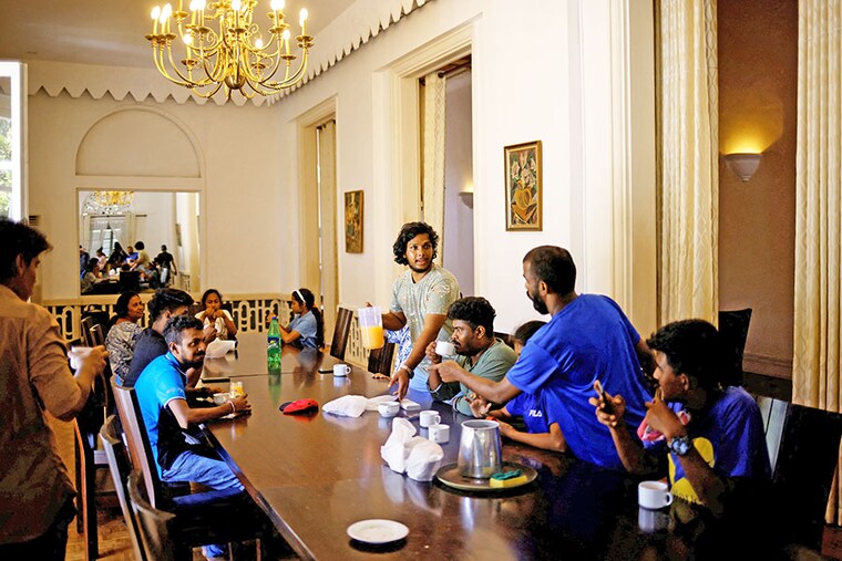 People eat breakfast inside a conference hall at the President"s house after President Gotabaya Rajapaksa fled, amid the country"s economic crisis, in Colombo, Sri Lanka July 14, 2022.