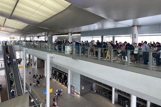 Long lines travelers at London’s Heathrow Airport on Thursday, July 14, 2022. After two years of pandemic-enforced staycations, demand for travel has come roaring back in Europe, and airports are finding it impossible to keep up. (Isabella Kwai/The New York Times)