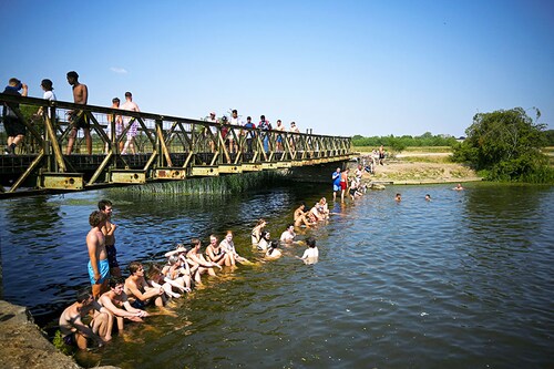 Bathers cool down in the River Thames, during a heatwave, in Oxford, Britain, July 19, 2022. Image:&nbspDylan Martinez / Reuters