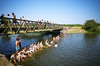 Bathers cool down in the River Thames, during a heatwave, in Oxford, Britain, July 19, 2022. Image: Dylan Martinez / Reuters