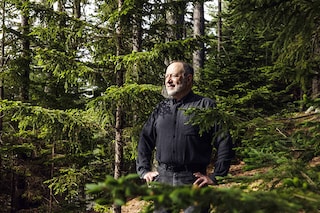 James Bessen, executive director of the Technology & Policy Research Initiative at the Boston University School of Law, at his home in Harpswell, Maine, on June 24, 2022. Bessen wants to see dominant companies pushed to open up, as IBM did when it was pressured to unbundle its software from its hardware business in 1969. (Greta Rybus/The New York Times)