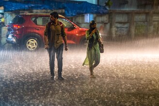 Citizens caught up in heavy rain at Kherwadi, Bandra on June 9, 2022, in Mumbai, India. The city on Thursday evening experienced its heaviest and most widespread pre-monsoon showers of the season. Areas of South Mumbai, western and eastern suburbs, Thane, and Navi Mumbai experienced light to moderate showers. However, the arrival of the monsoon over the city is not expected for another two to three days, according to officials at the IMDs regional forecasting centre in Mumbai.